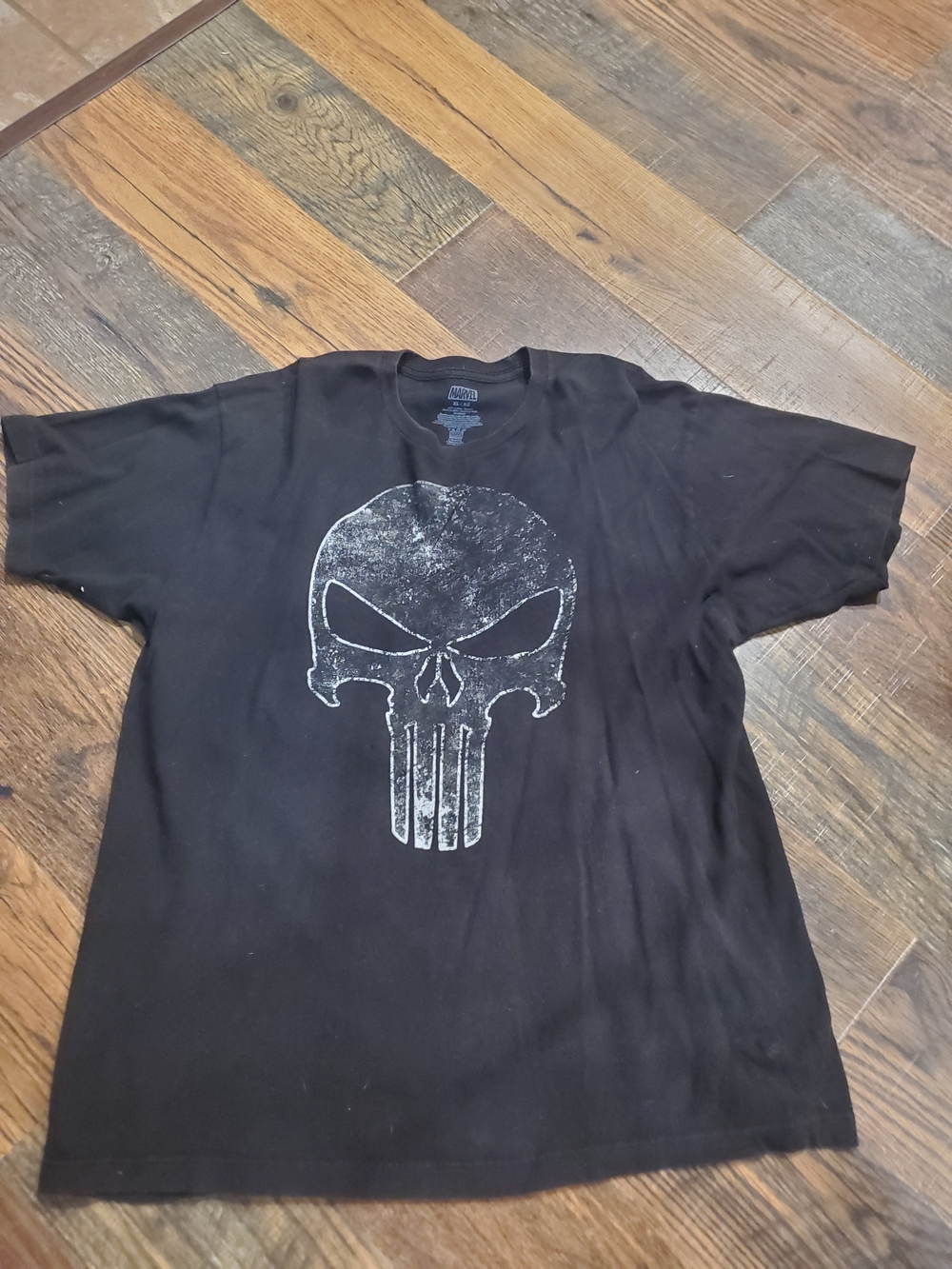 🌻 3/$20 Deal!! Marvel Black Short-Sleeve Tee with Distressed Skull Graphic